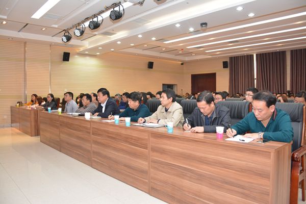 4、公司領(lǐng)導(dǎo)班子成員參加專題報(bào)告.jpg