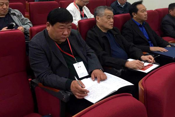 2. 公司副董事長、總經(jīng)理曹紅普認(rèn)真聽取勘察設(shè)計行業(yè)相關(guān)報告_副本.jpg