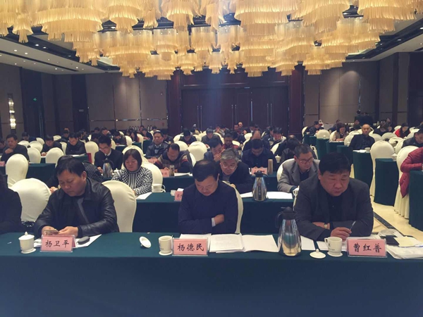 3. 公司副董事長、總經(jīng)理曹紅普認(rèn)真聽取協(xié)會工作報(bào)告3.jpg