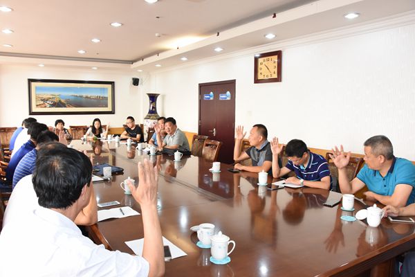1.會(huì)議經(jīng)由理事長(zhǎng)提名，由各理事單位舉手表決，全票通過副理事長(zhǎng)、秘書長(zhǎng)、副秘書長(zhǎng)人選.jpg