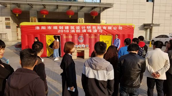 4.在專業(yè)消防人員的指導(dǎo)下，參培人員有序穿越消防安全逃生模擬通道.jpg