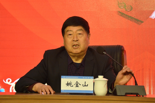 2、黨委書記姚金山指出：承包協(xié)議的簽訂是責(zé)任的傳遞、信任的傳遞和力量的傳遞。 (2).jpg