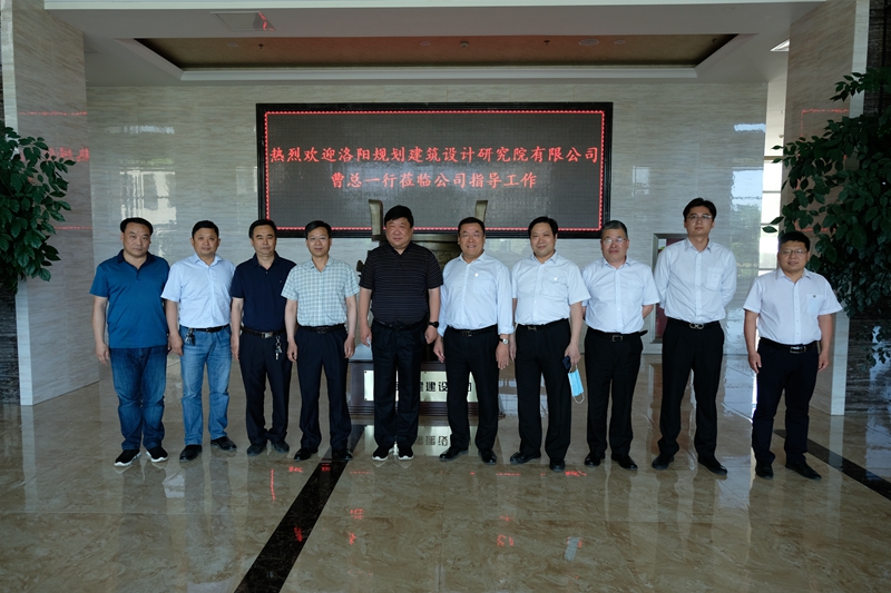 1.公司參會領(lǐng)導(dǎo)在河南三建集團(tuán)領(lǐng)導(dǎo)的陪同下參觀該集團(tuán)辦公樓并合影_副本.jpg
